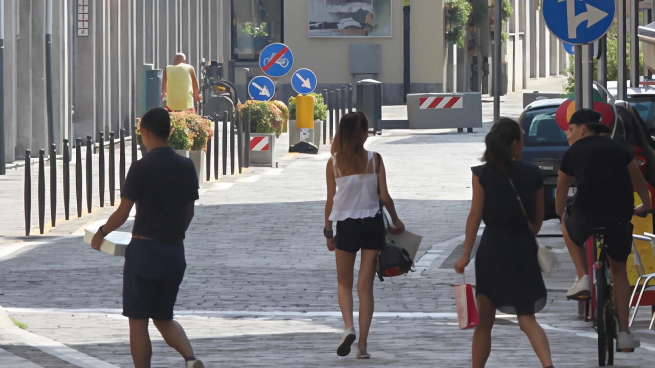 Nel Comune affacciato sull’oasi ambientale sono stati rilevati picchi di 54 gradi. L’appello dell’opposizione: "Soluzioni naturali contro le isole di calore".