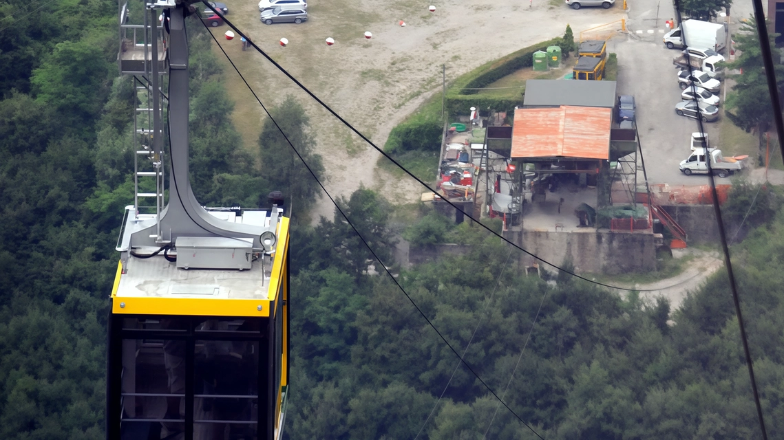 Ai Piani d’Erna, sopra Lecco e a due passi da Milano, hanno imparato a sciare migliaia di lombardi. Chignolo, Roccia,...