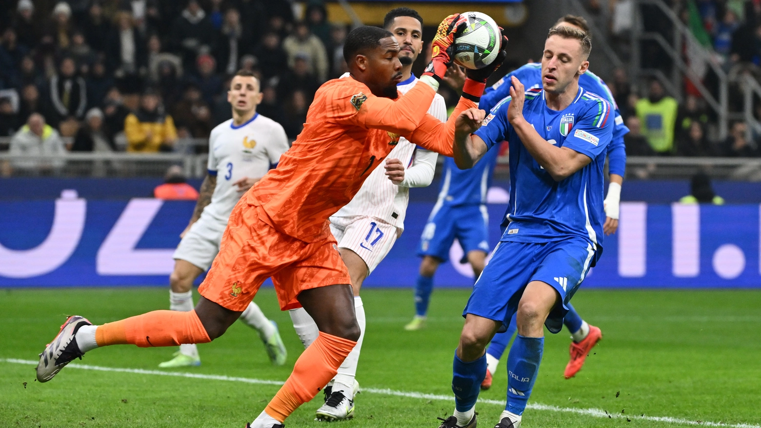 Il portiere rossonero, a un passo dal prolungamento del contratto, ancora tra i protagonisti nel match tra Italia e Francia. Ora, nel mirino, la sfida con la Juventus di sabato alle 18