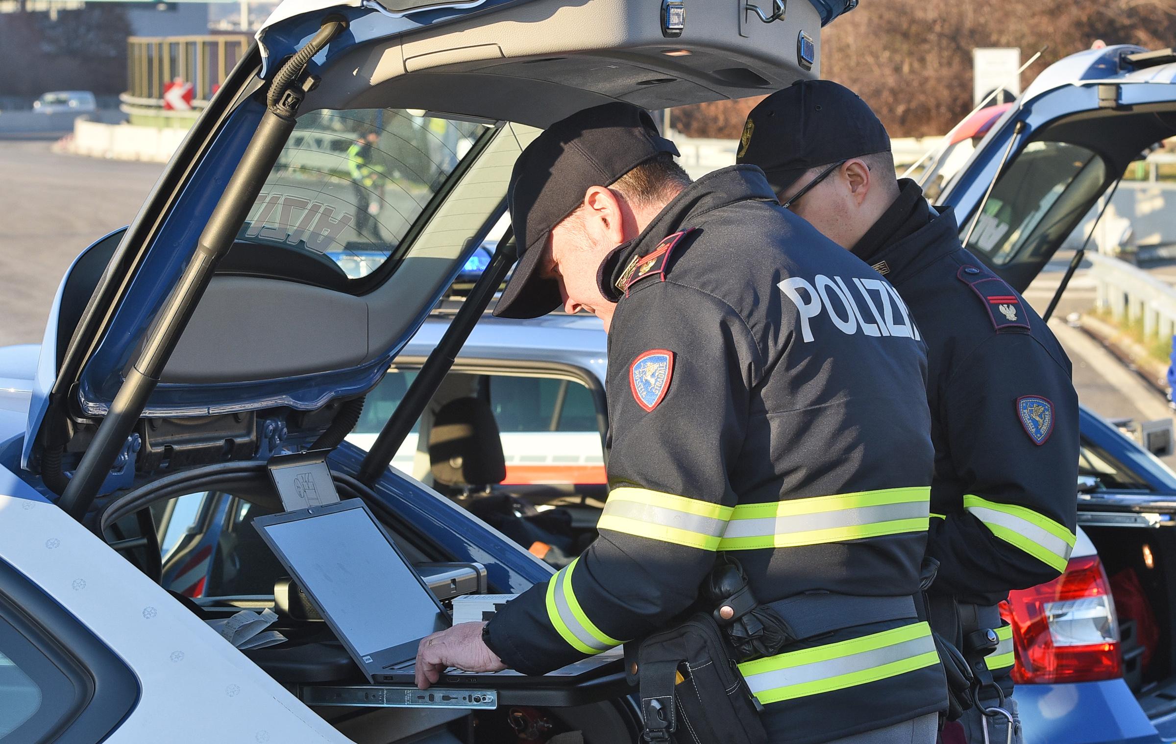 Furti sulle auto in sosta nelle aree di servizio lungo l’A1: scattano 3 arresti