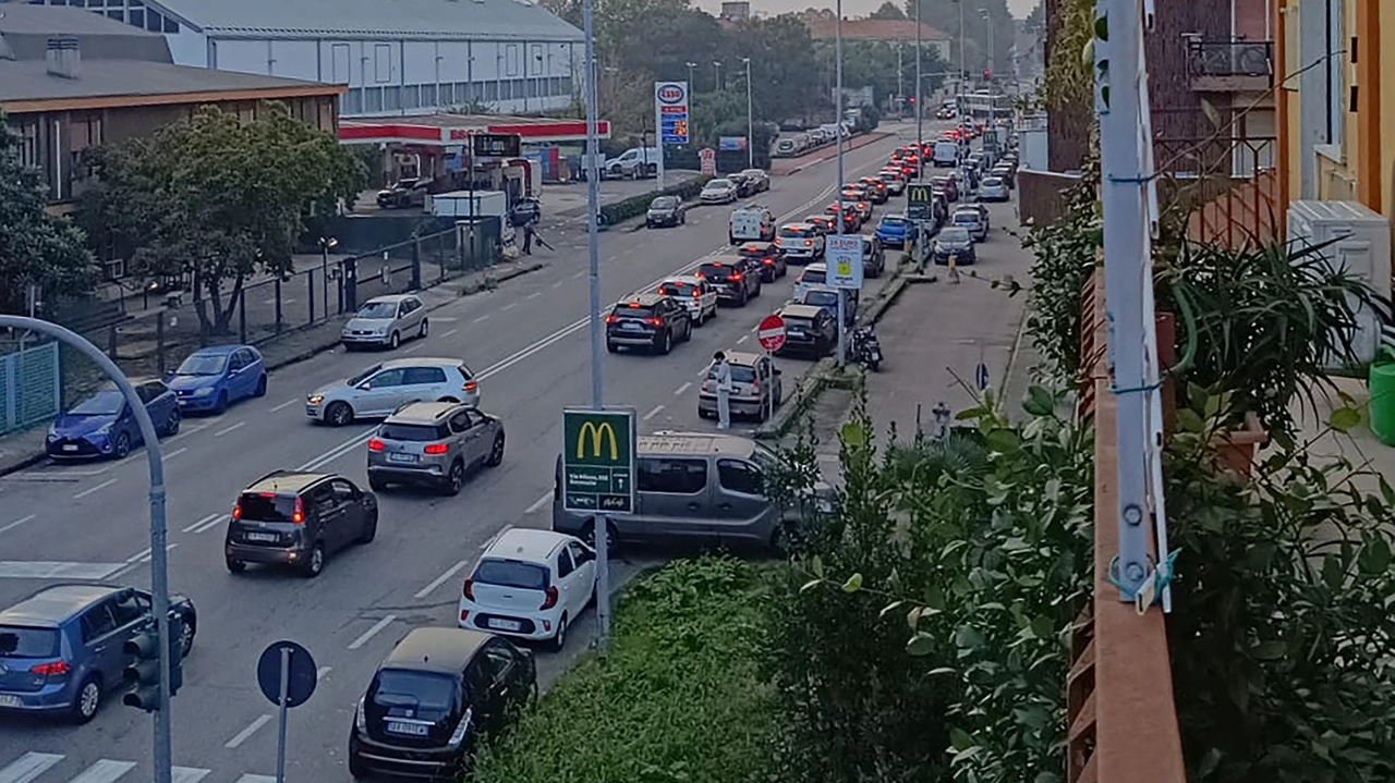 Traffico in via Milano a Baranzate (Spf)