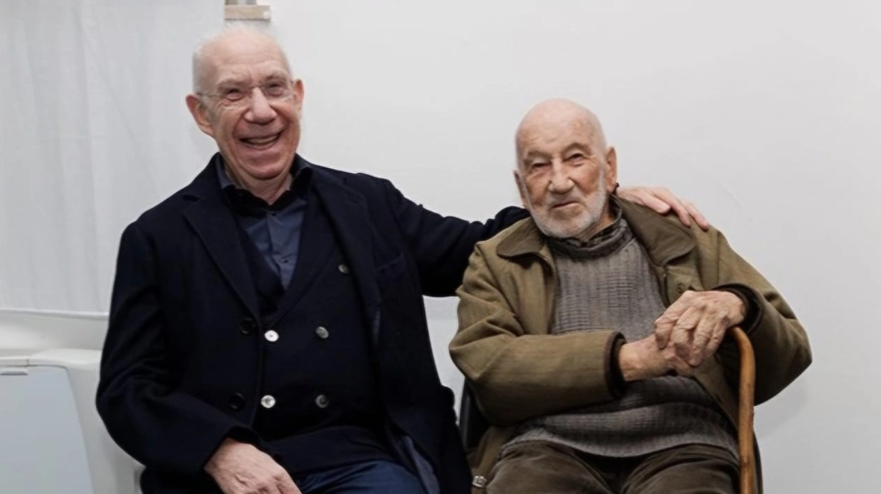 Davide Mengacci, 76 anni, presentatore televisivo, con l’amico Gianni Berengo Gardin, 94 anni. A destra, uno scatto di Berengo Gardin realizzato a Linosa nel 1991