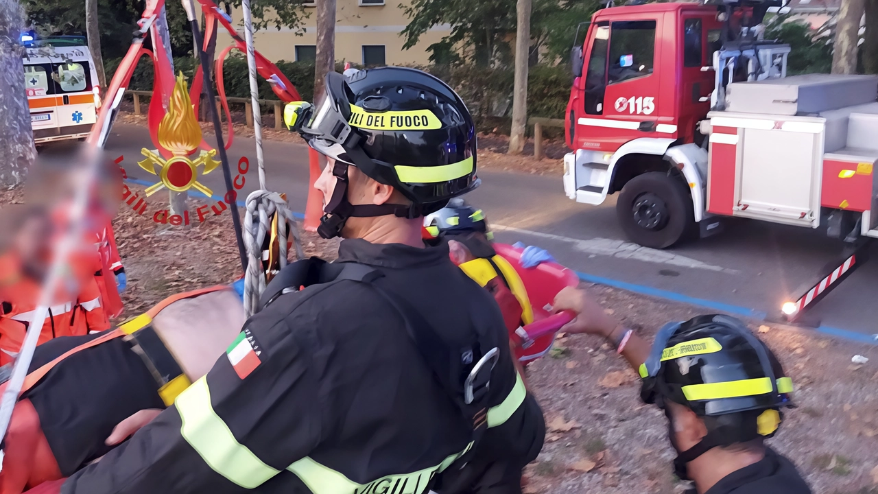 È in ospedale per precauzione ma in buone condizioni il ragazzo albanese che nella rovinosa caduta ha riportato solo contusioni