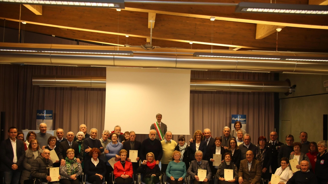 Il Comune di Sondrio ha premiato le coppie sposate da 50 e 60 anni, celebrando la loro lunga unione con una cerimonia.