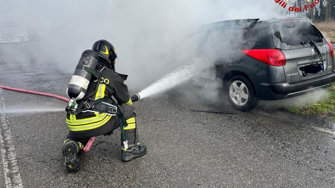 Auto in marcia prende fuoco. Il fumo visibile per chilometri