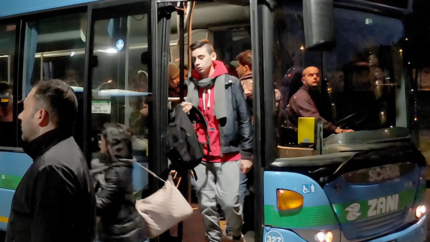 A Monza la carenza di autisti crea disagi per i viaggiatori, in particolare per studenti. La situazione riguarda l'intera Brianza, con autobus sovraffollati e tensioni alle fermate. Gli autisti lamentano mancanza di incentivi e ridotta capienza dei mezzi.