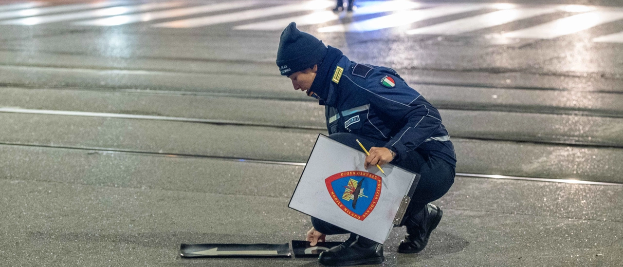 Illeso invece il 26enne che era con lui. Indaga la Polizia locale