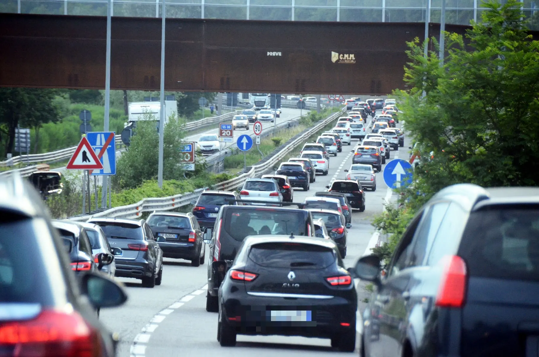 Maxi tamponamento a catena sulla 36: domenica da incubo con code chilometriche