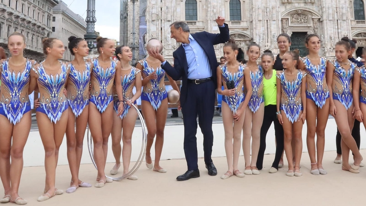 Il sindaco di Milano Giuseppe Sala e le Libellule della ritmica in occasione del CSI Day in piazza Duomo