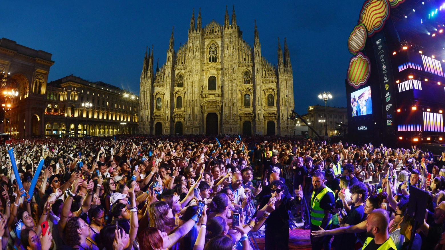 Piazza Duomo gremita di fan per il concerto di Radio Italia dello scorso anno