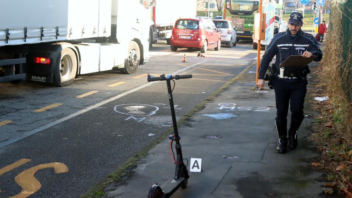 Milano, travolta sulla ciclabile di via Comasina: trovato il tir, gomma sequestrata. Il camion ripreso da una telecamera dopo aver investito una donna in monopattino