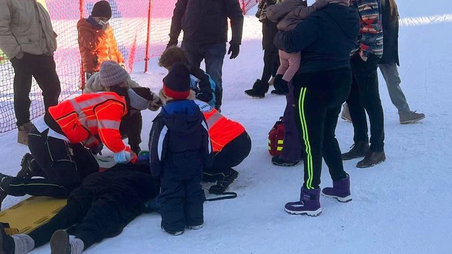 È stata investita e colpita in pieno da un bob guidato da un bambino. È successo a Selvino. Una...