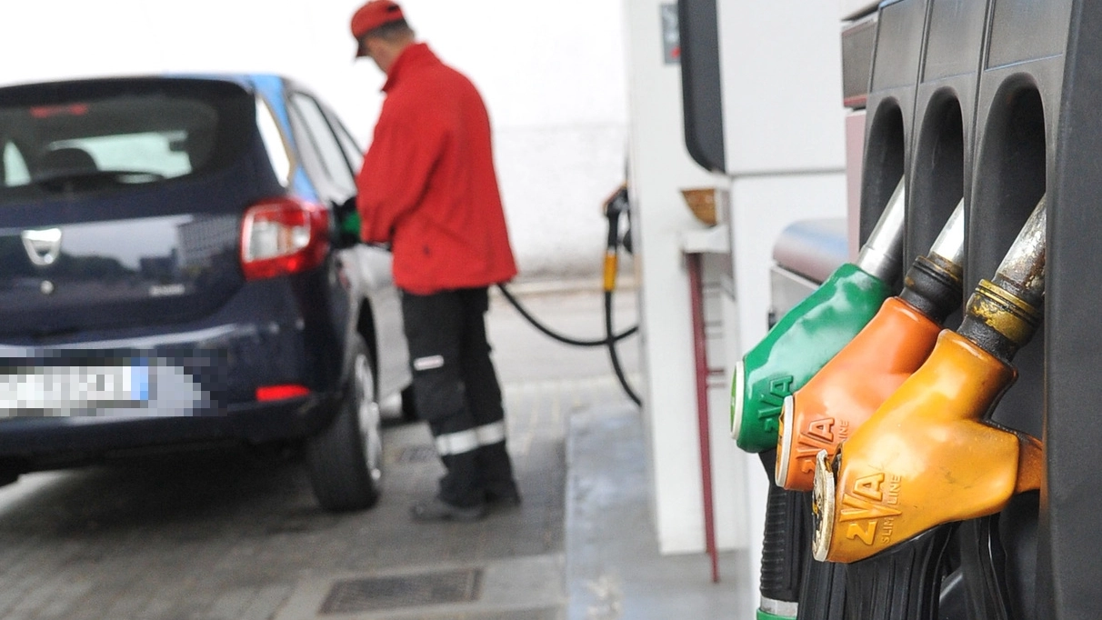 Una stazione di carburante a Milano in una foto di archivio. Secondo il sindacato Figisc (aderente a Confcommercio Milano, Lodi, Monza e Brianza) la città rischia di diventare a "zero benzinai"