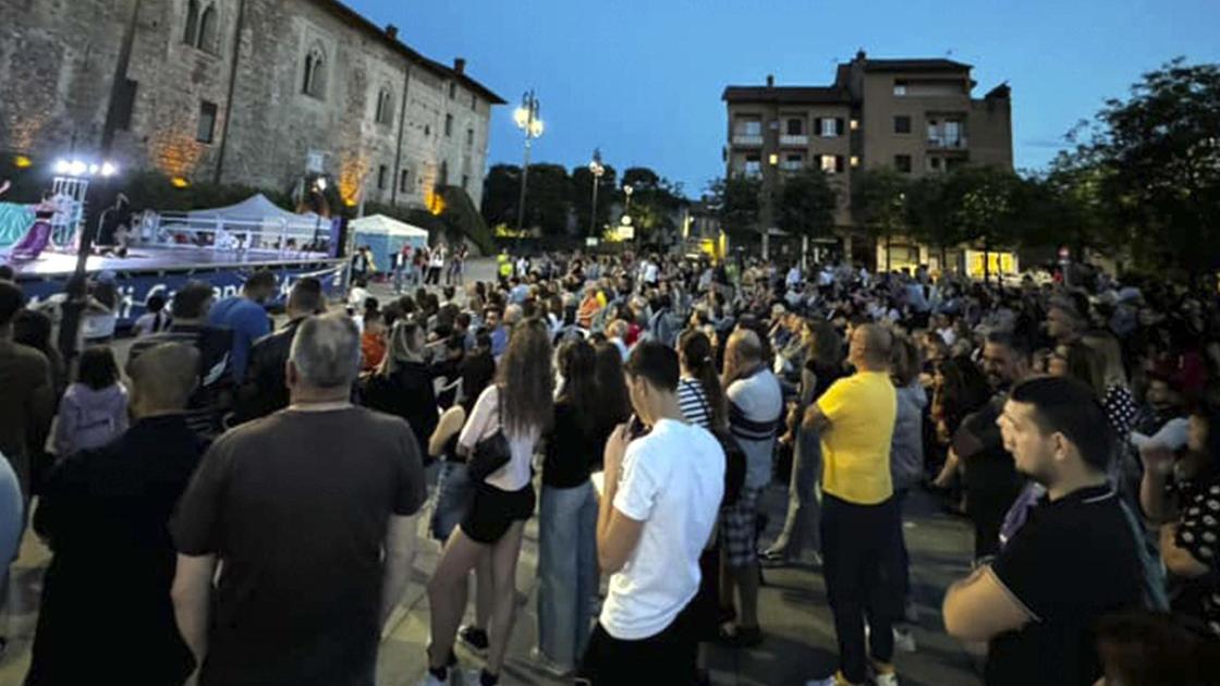 Piazza Perrucchetti torna animata la sera nonostante i cantieri