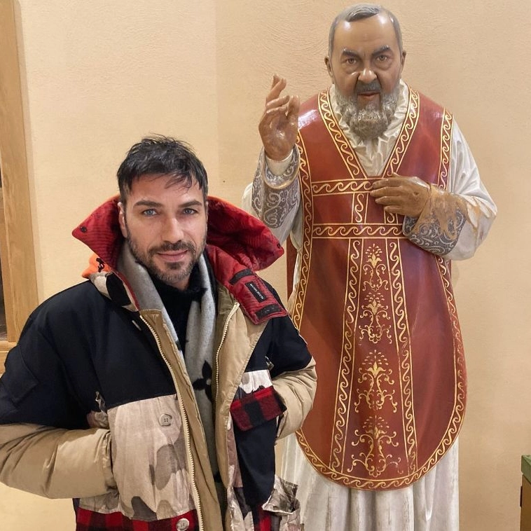 Costantino Vitagliano in visita da Padre Pio (Foto profilo Instagram)