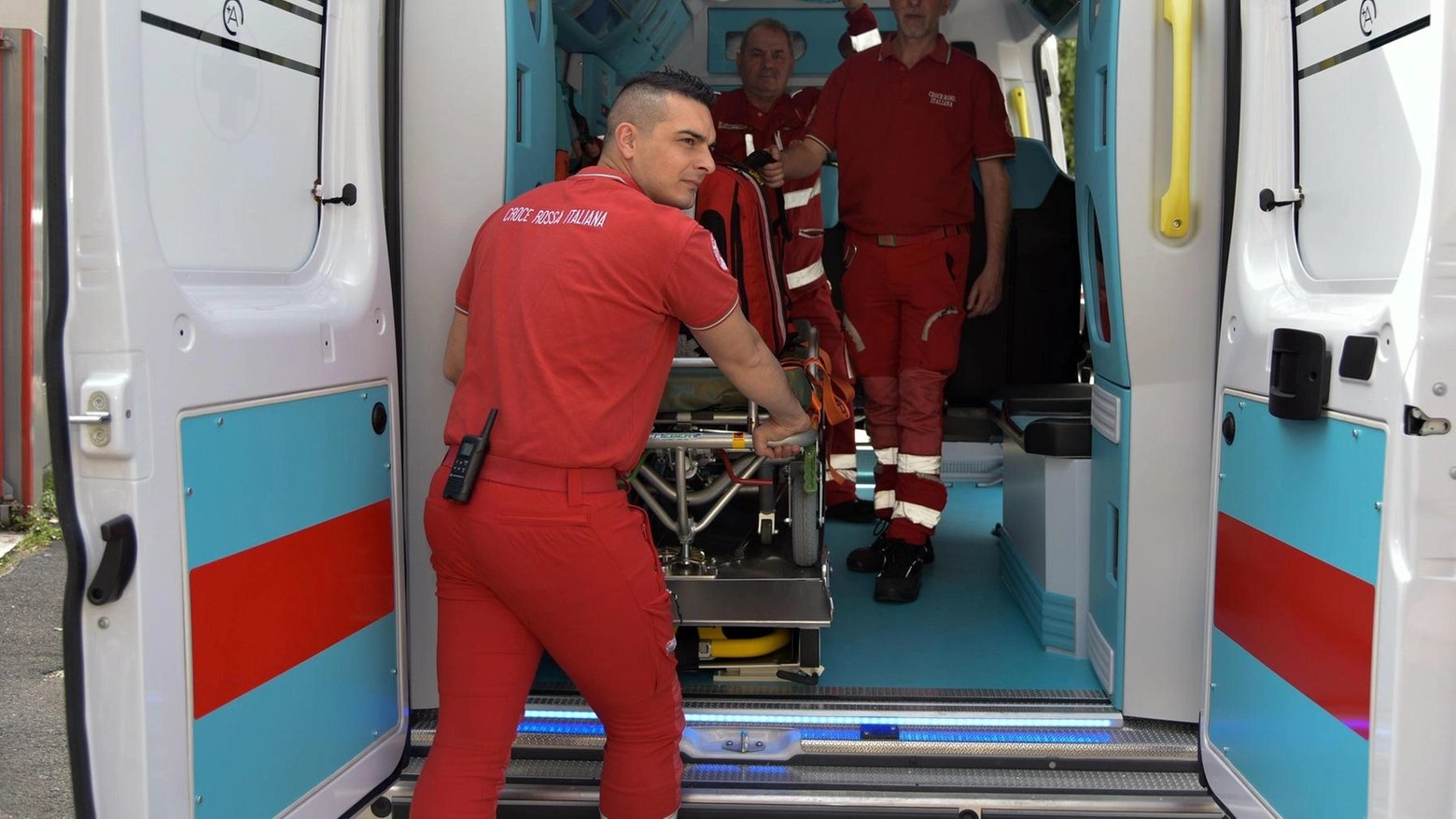 Ennesima tragedia sulle strade. Pensionato travolto da un camion. Retromarcia fatale, cade e muore