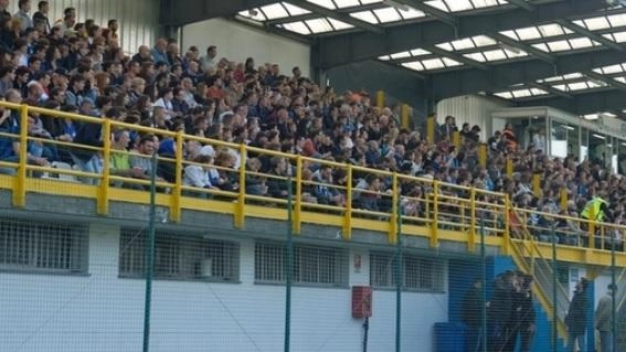 È caduto dagli spalti mentre applaudiva la sua squadra. È grave un tifoso 32enne del Chievo Verona, soccorso alle 16.30...