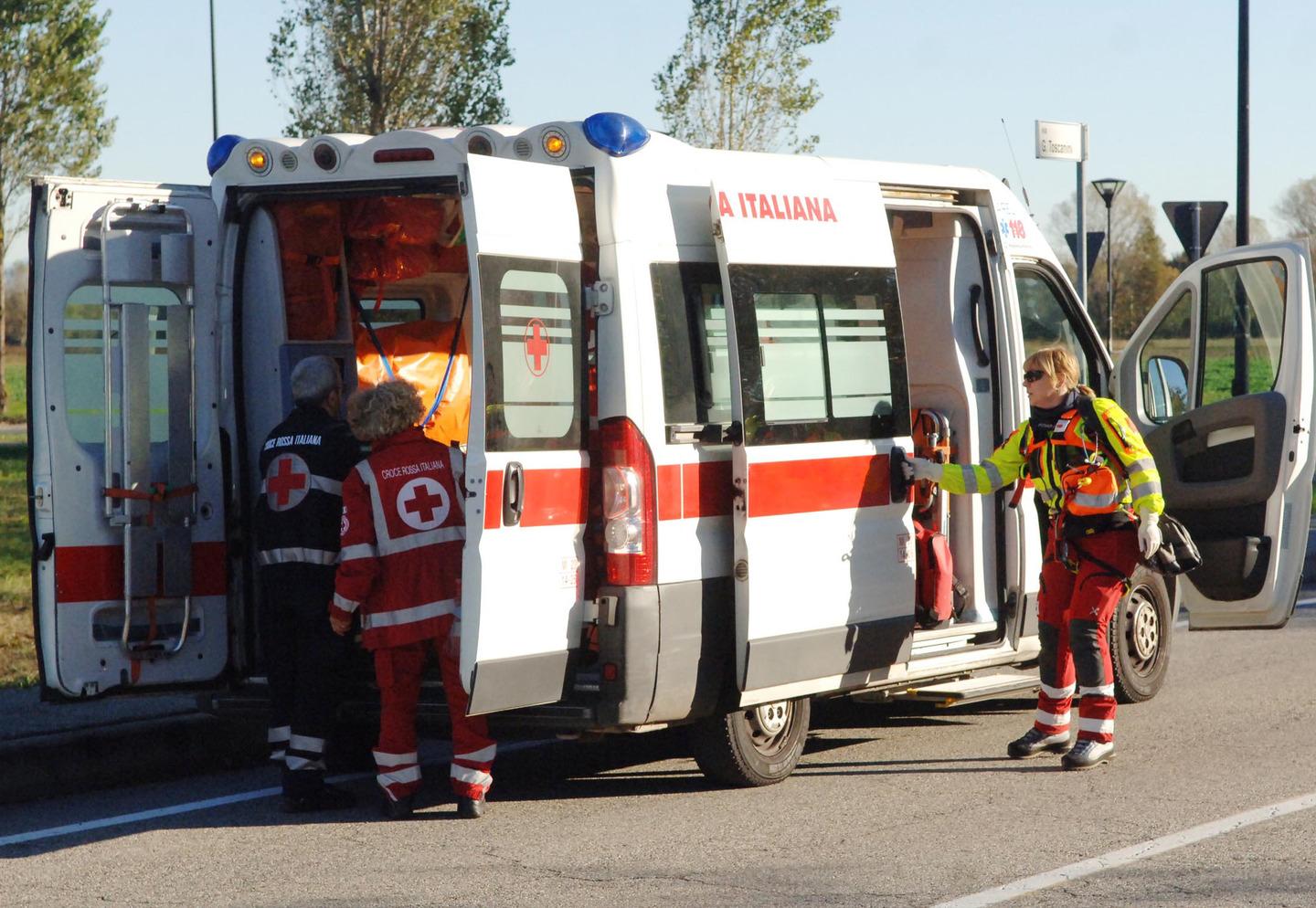 Villasanta, perde controllo dell’auto e si schianta contro un muro