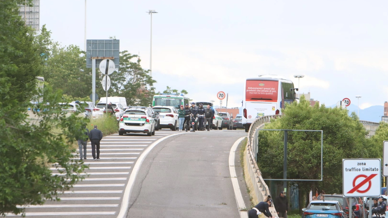 Autobus Milano-Malpensa travolge pedone sul cavalcavia del Ghisallo