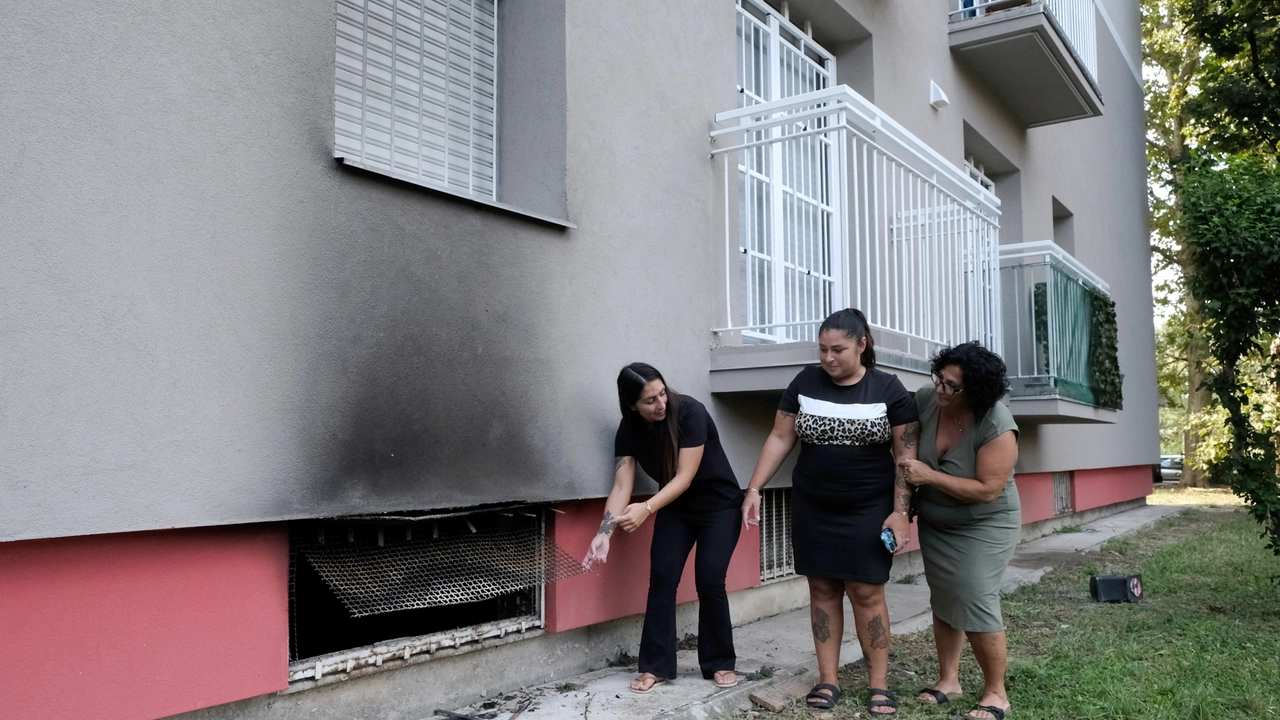 Giulia e Claudia Alloggio e Antonella Valenzano mostrano i segni dell’incendio