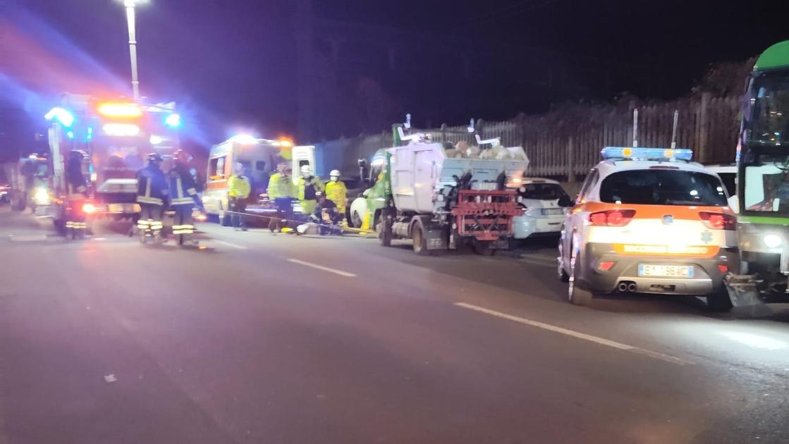 Milano, operatore Amsa schiacciato tra camion dei rifiuti e auto: è gravissimo