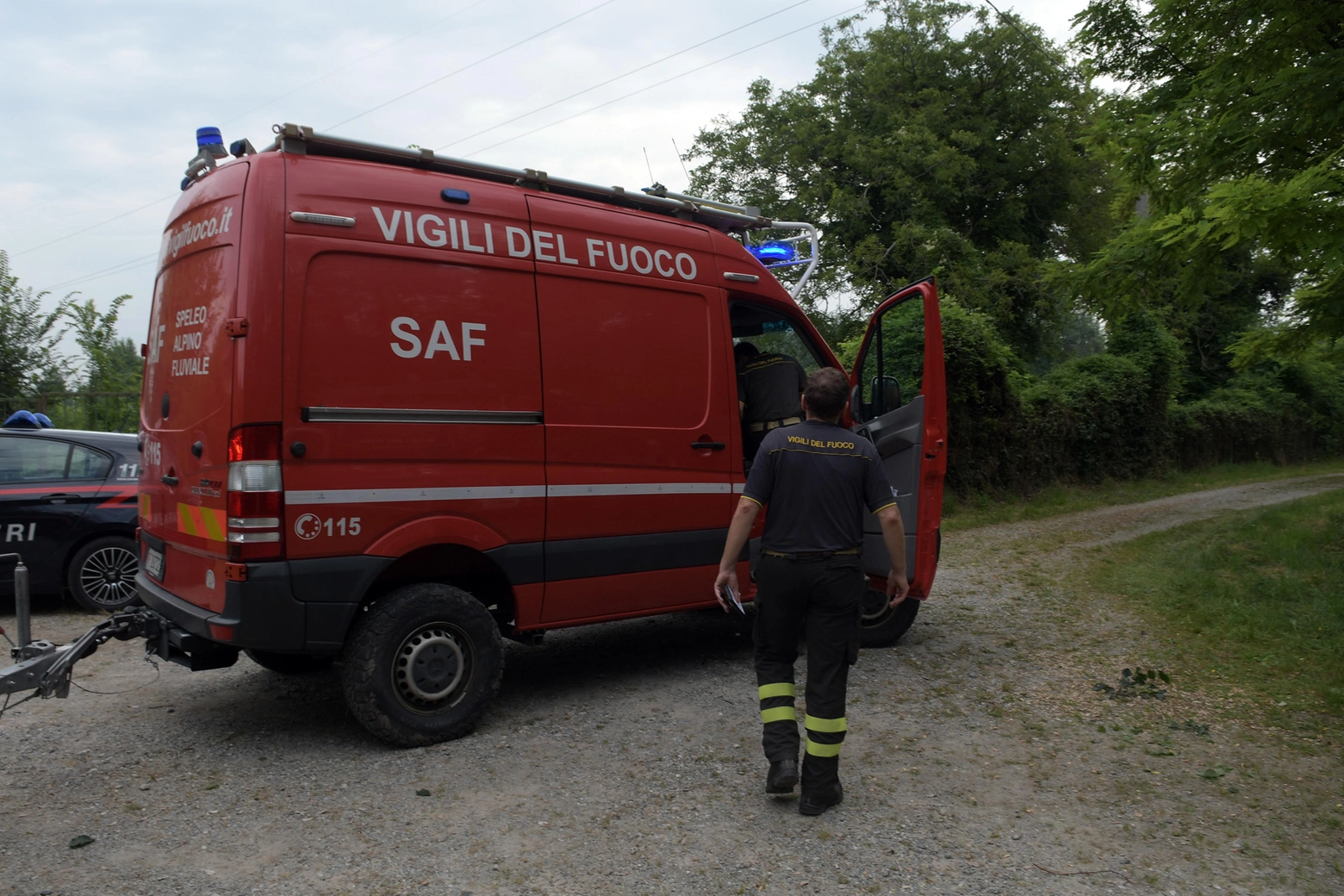 I vigili del fuoco impegnati nelle ricerche lungo l'Adda