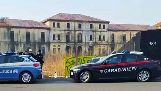 Il blitz ieri mattina nel cantiere della caserma Montelungo, in città. Gli agenti della polizia, con il supporto dei...