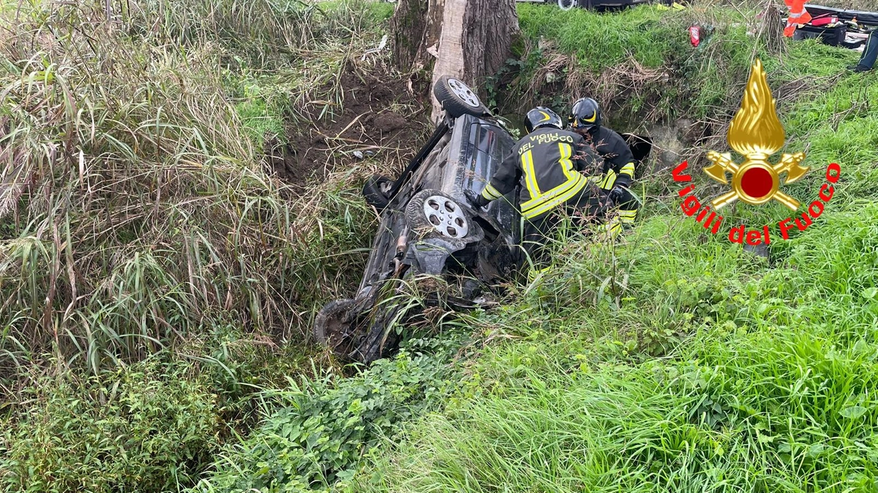 Pieve Fissiraga, auto esce di strada e si ribalta in un fossato: conducente ferito