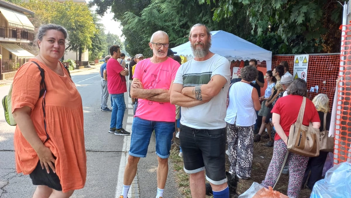 Dal 7 agosto decine di abitanti di Gallarate sono schierate in via Curtatone a difesa del bosco urbano