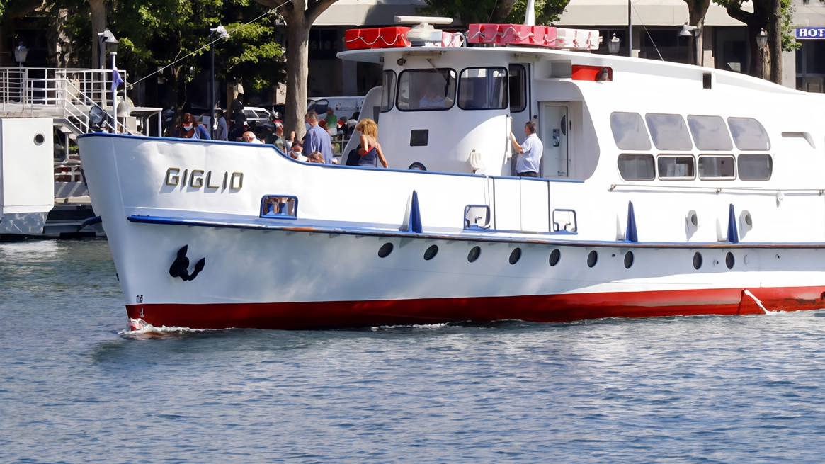 I sindacalisti della Rsa della Cgil denunciano gravi malfunzionamenti nella flotta navale della Navigazione Laghi sul lago di Como, causando disagi ai passeggeri e stress al personale.