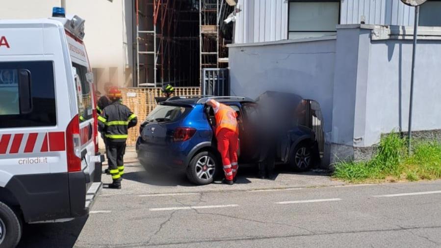 Tragedia sfiorata a Lodi: in auto con 4 amiche sbanda e si schianta contro un muro