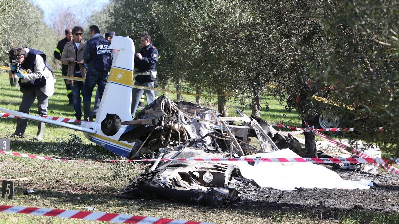 Incidente aereo in Oltrepò: ultraleggero atterra in emergenza in un campo e prende fuoco