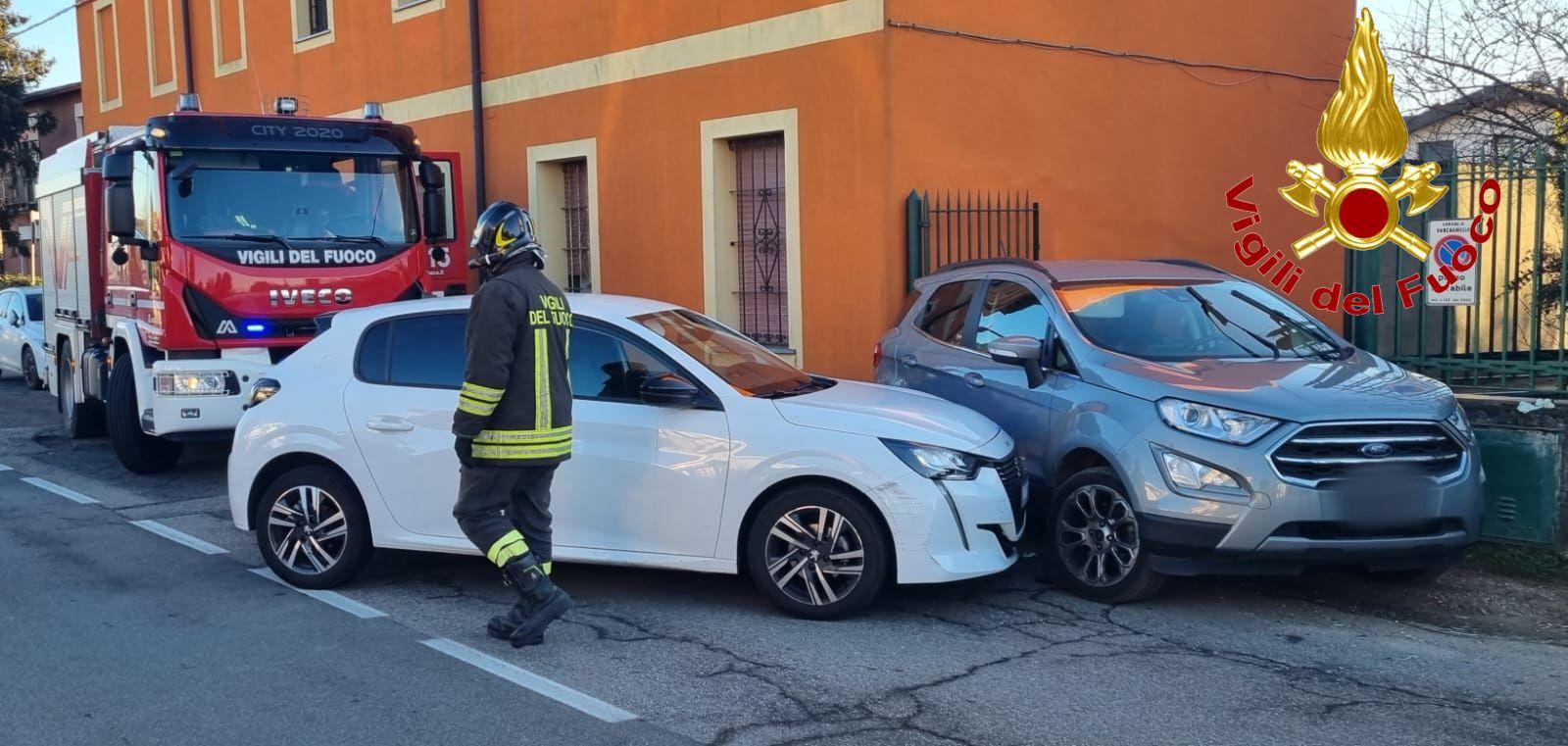 Vanzaghello, incidente stradale provoca una fuga di gas: intervengono i vigili del fuoco