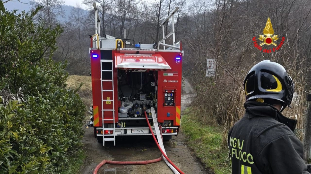 I vigili del fuoco intervenuti sul luogo dell'esplosione a Colle Brianza