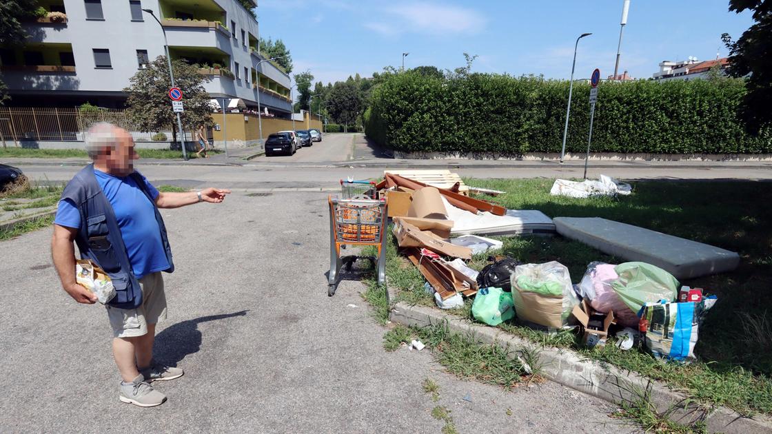 Nelle “viscere“ delle case popolari. Fra letti di fortuna e cimitero di scooter: "Qui comandano solo gli abusivi"