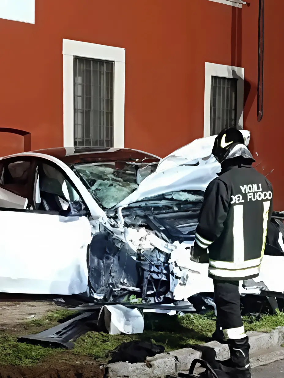 Fuori strada con la Tesla che sfonda un ristorante. Tre in gravi condizioni