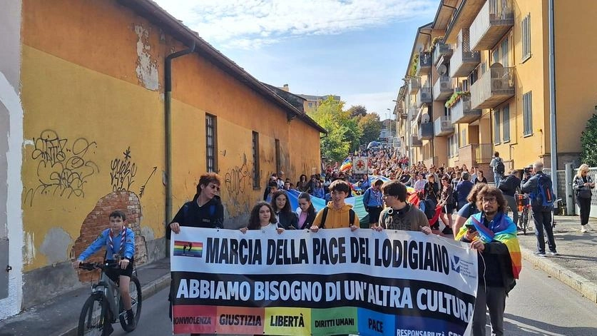 Partenza da Martiri della Libertà e conclusione al Revellino. Aderiscono in duemila. Omaggi alla mediatrice culturale e a due sacerdoti esempi di impegno per gli altri.