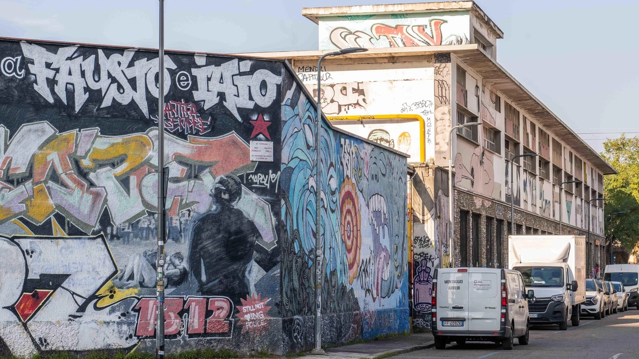 Lo storico murales in via Watteau sulla sede del Leoncavallo Il centro sociale è stato fondato nel 1975 e. nel 1994 si spostato nell’ex cartiera in zona Greco.