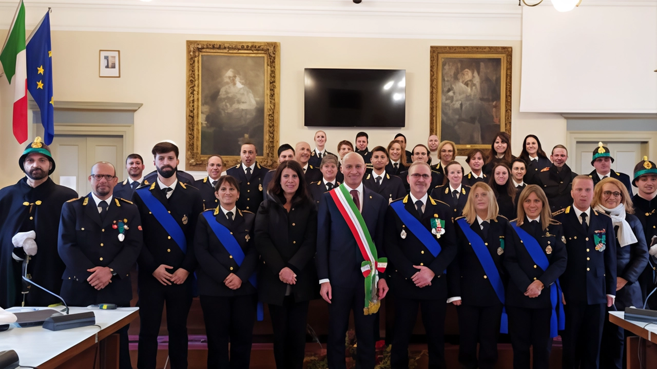 Incontro in Comune con l’assessore Simona Piazza il comandante Lucio Dioguardi e gli agenti della polizia locale di Lecco