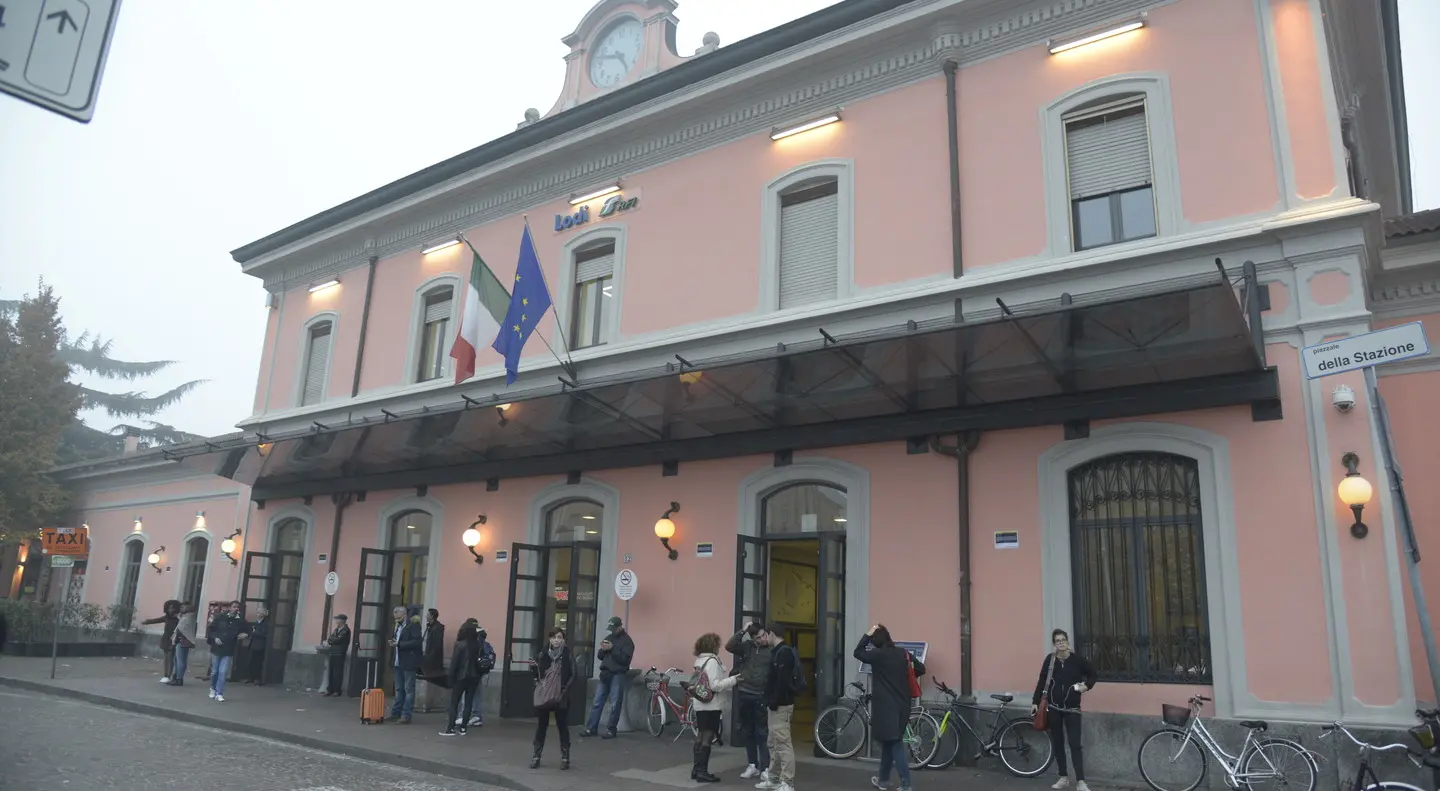 Stazione di Lodi: monitor rotti e sala d’attesa chiusa, pendolari in rivolta