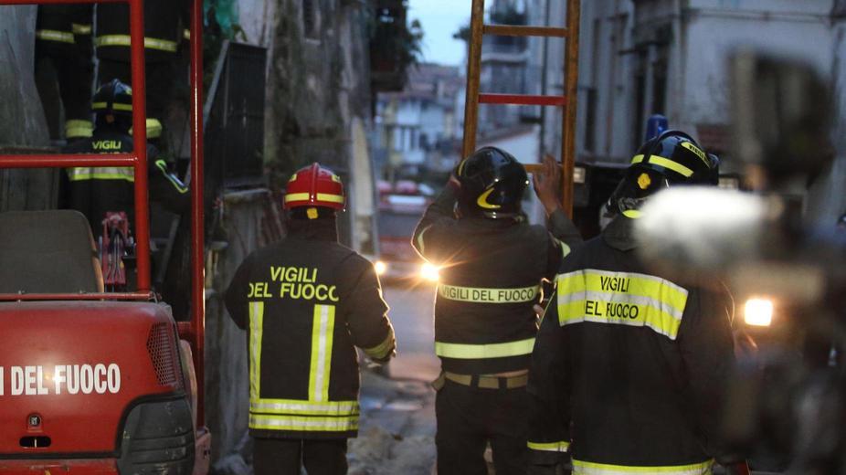 A fuoco un palazzo del centro. I pompieri salvano due persone. Si indaga su eventuali incursioni