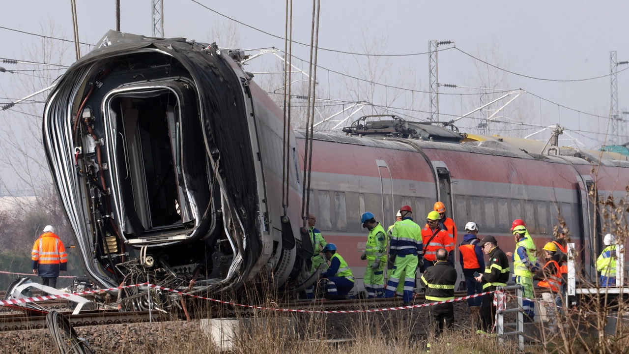 A fianco il Frecciarossa partito da Milano e diretto a Salerno dopo il deragliamento