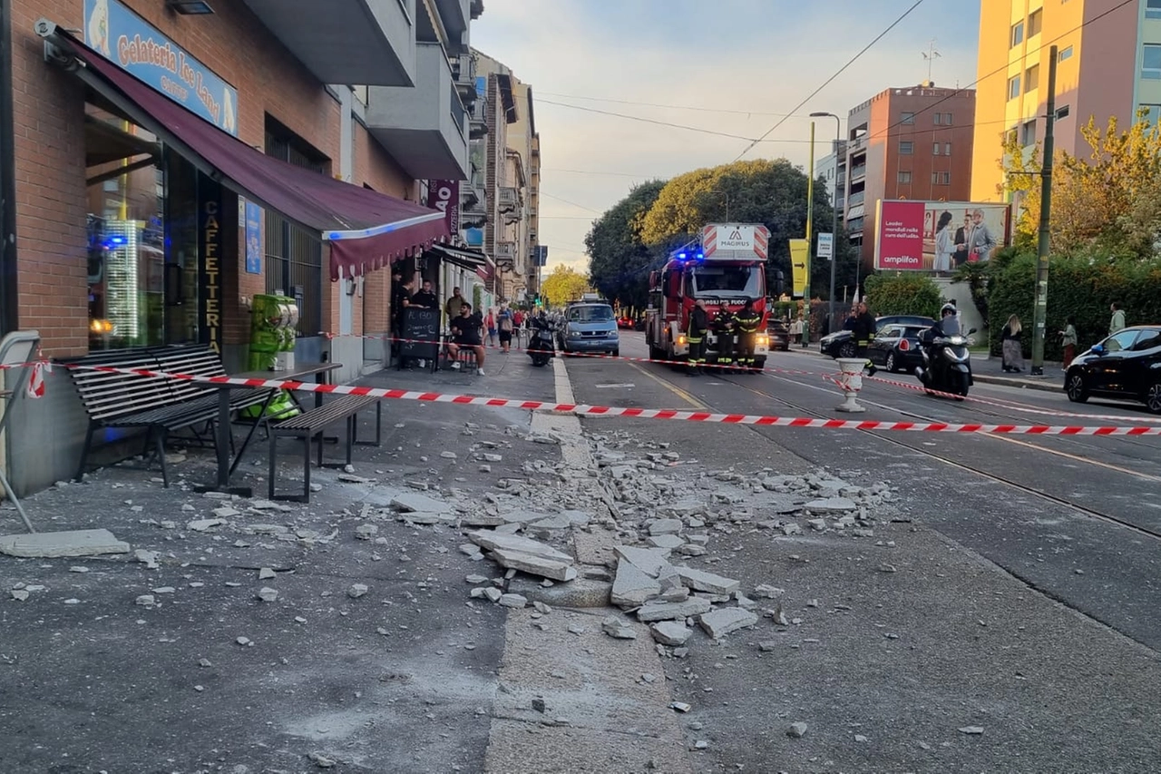 La zona transennata con i calcinacci caduti dal balcone