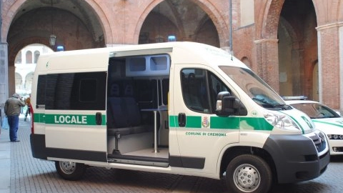 Un mezzo della polizia locale di Cremona