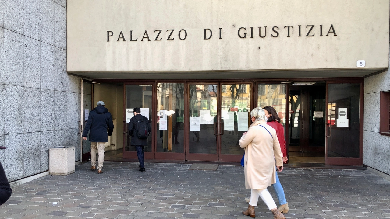 L'ingresso del palazzo di giustizia di Como