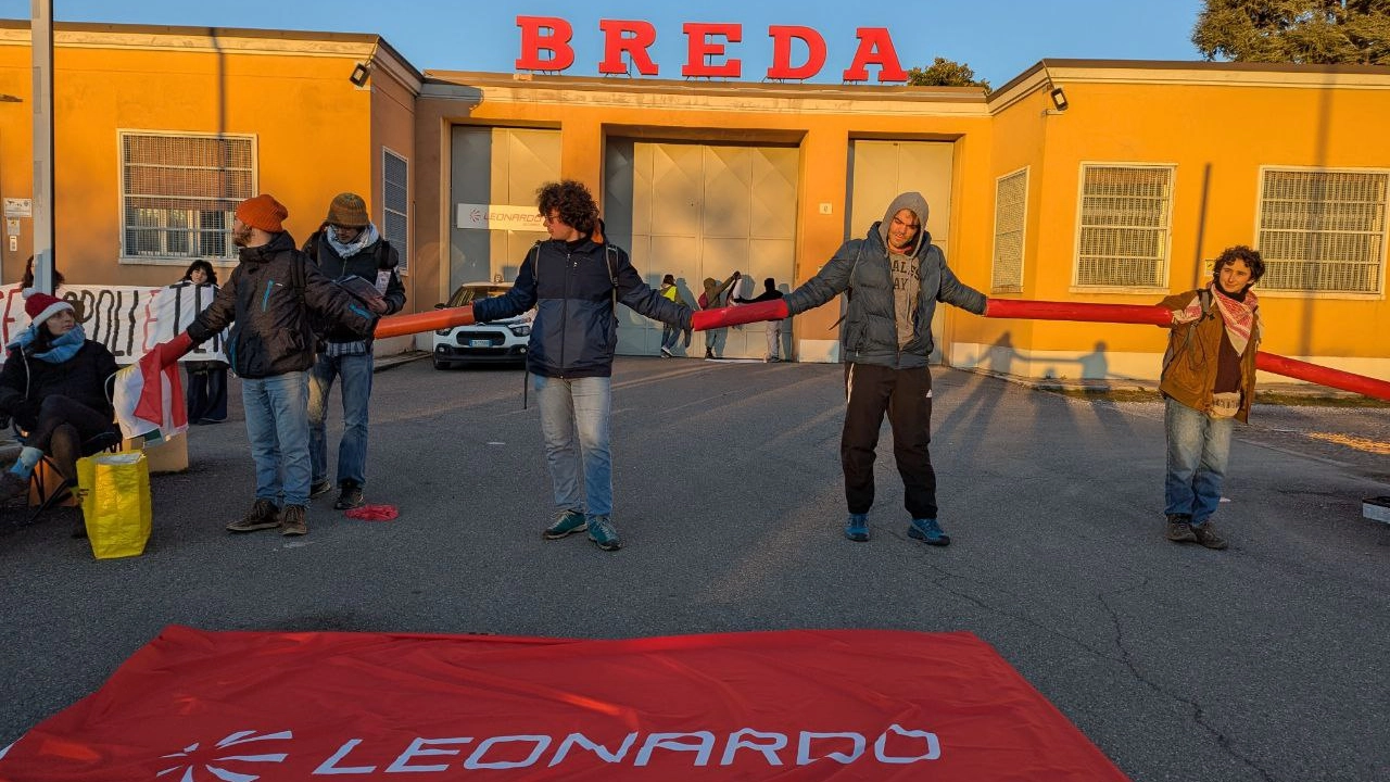 Un momento del picchetto fuori dalla Leonardo di Brescia