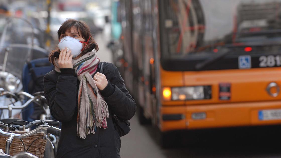 Blocco traffico auto per lo smog in Lombardia: divieti da oggi a Milano e in altre 7 province