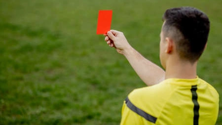 Arbitro mostra il cartellino rosso a un giocatore (Foto di repertorio)