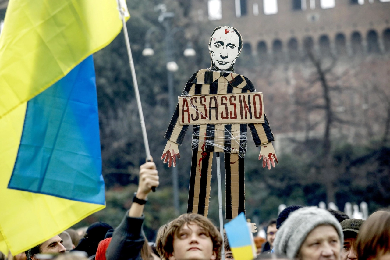 "L'Unione Europa non ceda di fronte a Putin": questo l'appello rilanciato dai partecipanti alla manifestazione di oggi a Milano