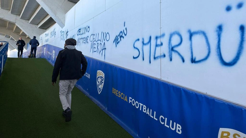 Imbrattamenti allo stadio. Al vaglio le riprese a caccia dei responsabili